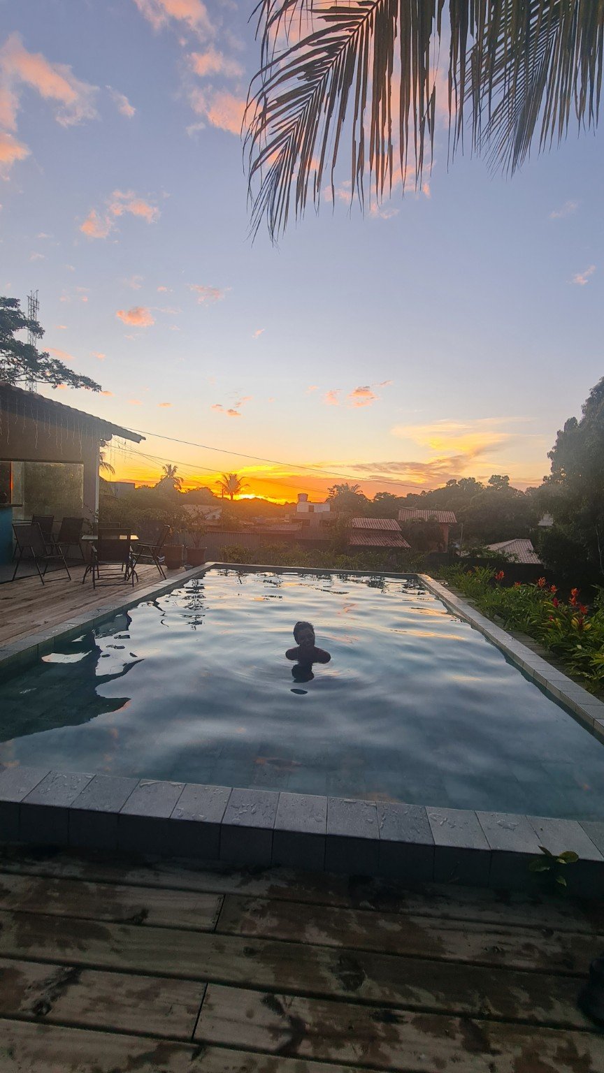 Piscina da pousada ao pôr do sol
