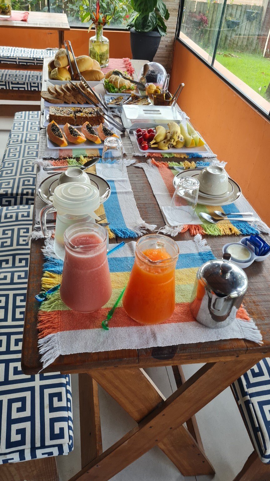 Mesa de café da manhã da pousada